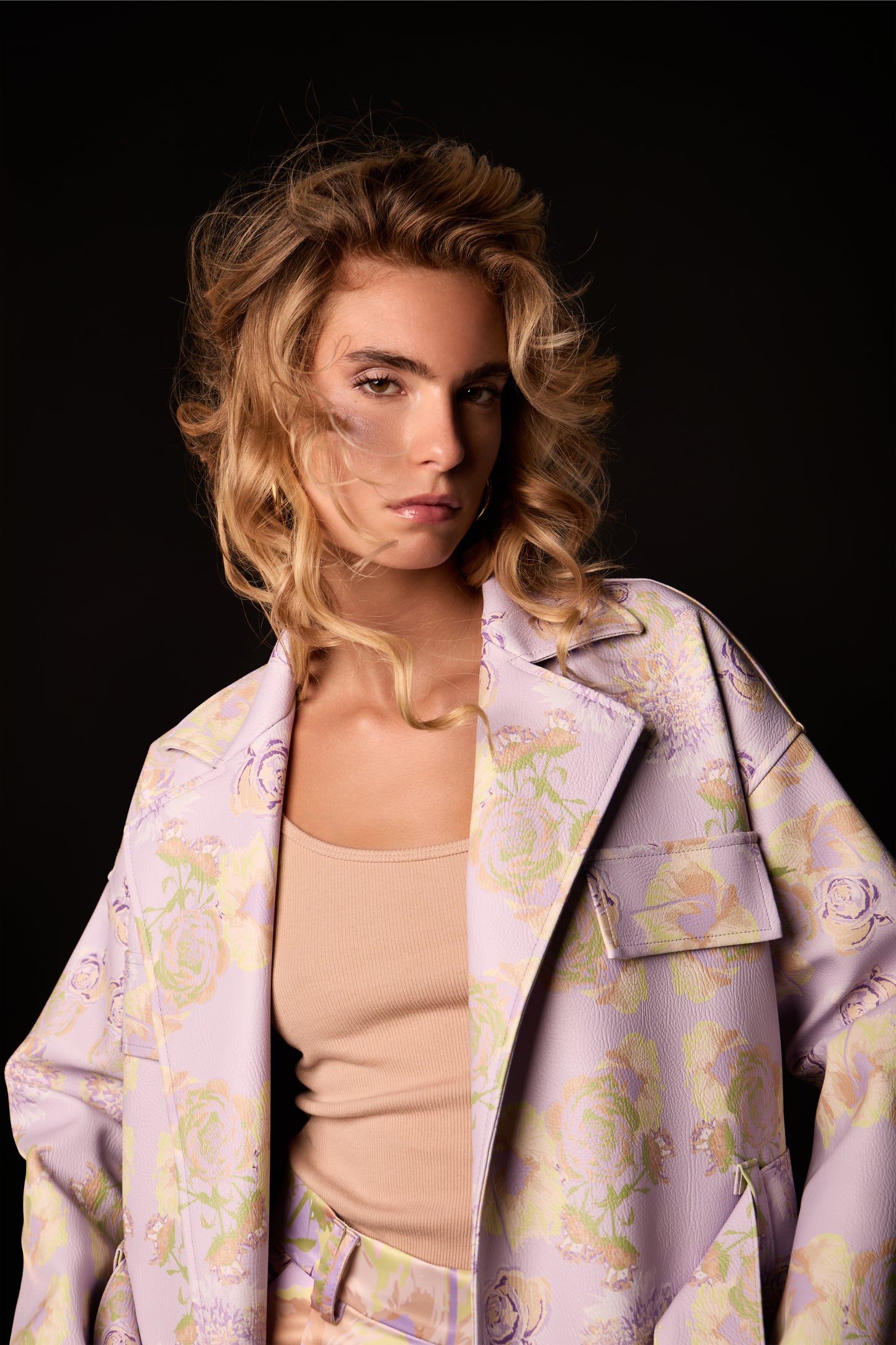 Langer Trenchcoat aus veganem Leder